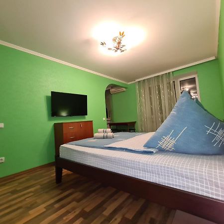1-Room View Apartment Near Inturist On Sobornyi Avenue 143, By Grandhome Zaporizhia Εξωτερικό φωτογραφία